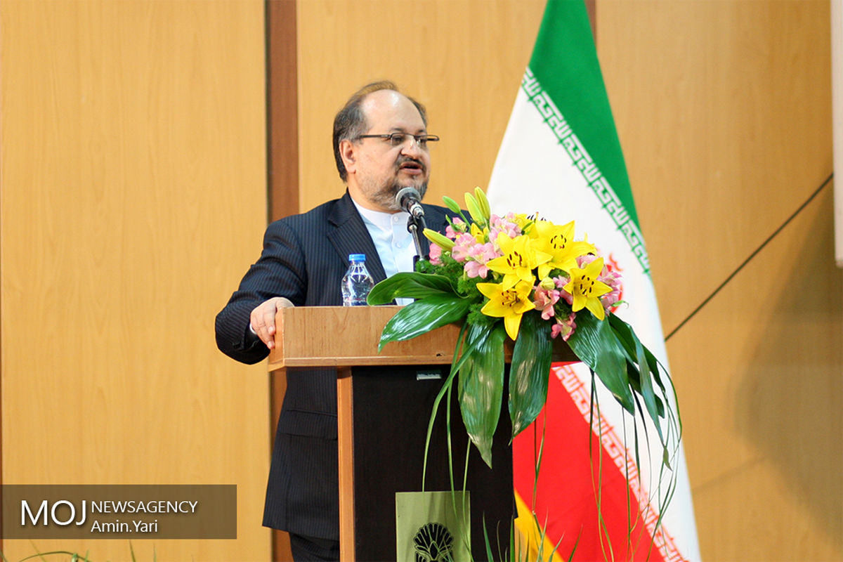 شریعتمداری/ افتتاح نمایشگاه فرش دستباف