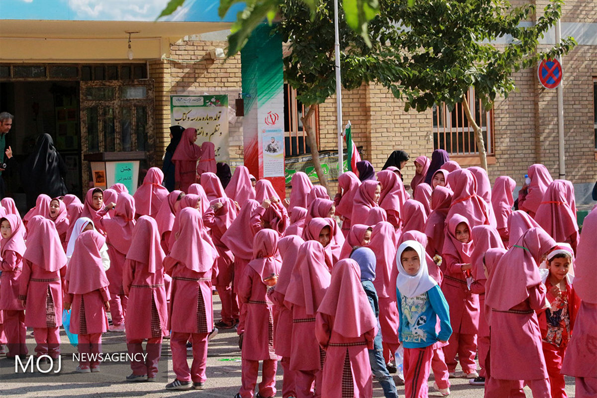 تجهیز کتابخانه مدرسه زینبیه با همراهی احسان حدادی