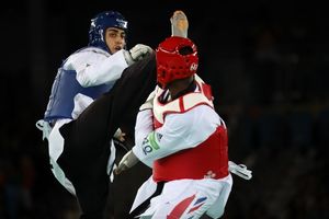 مردانی از سد نماینده قزاقستان گذشت