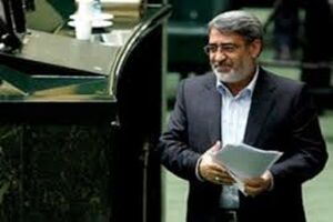 وزیر کشور و وزیر دفاع در صحن علنی مجلس حاضر شدند