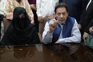 عمران خان نخست‌وزیر سابق پاکستان و همسرش به ۱۷ سال زندان محکوم شدند