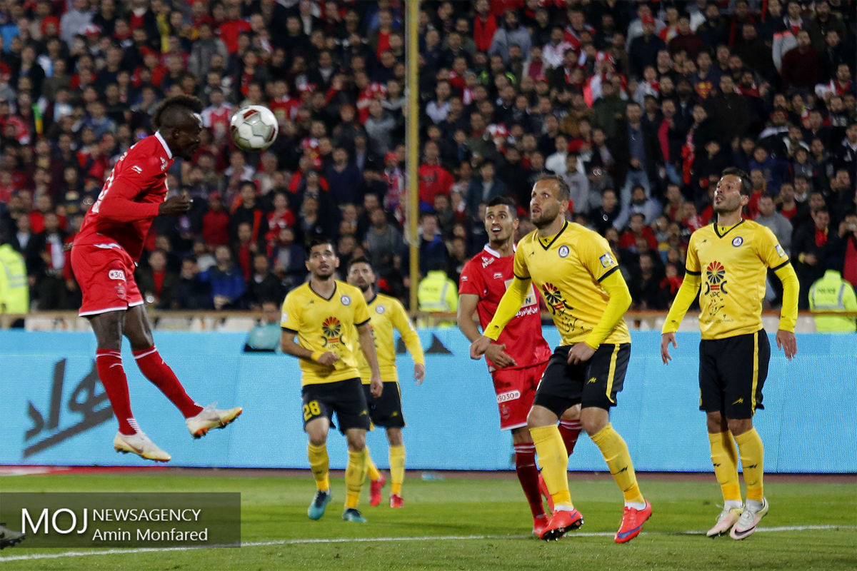 دیدار تیم های فوتبال پرسپولیس و پارس جنوبی جم