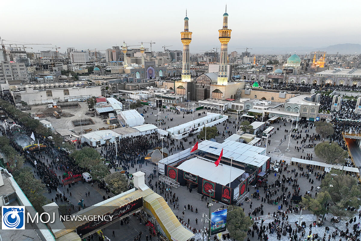 زائران پیاده در مسیر حرم امام رضا (ع)