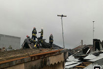 آتش سوزی خانه ویلایی در معلولین رشت/ آسیب دیدگی یک  از آتش نشانان در این حادثه