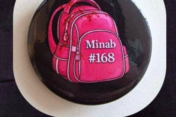 سینه‌ی دیپلمات‌های ایران در ژنو مزین به نشان ۱۶۸ فرشته میناب است