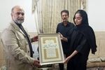 مدیرعامل صندوق  اعتباری هنر با خانواده دو تن از شهدای دانش آموز میناب ملاقات کرد
