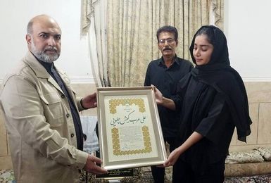 مدیرعامل صندوق  اعتباری هنر با خانواده دو تن از شهدای دانش آموز میناب ملاقات کرد