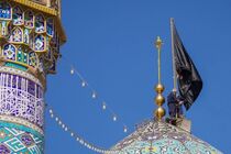 پرچم عزا بر فراز گنبد حرم مطهر شاهچراغ (ع) به اهتزاز درآمد