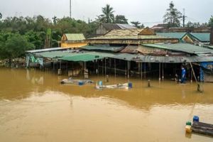 مرگ ۹۰ نفر در سیل و رانش زمین ویتنام