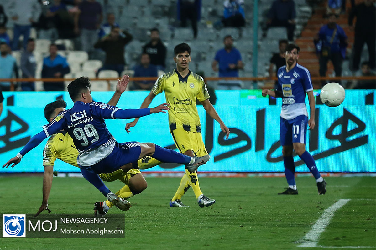 دیدار تیم های فوتبال استقلال و فجر شهید سپاسی