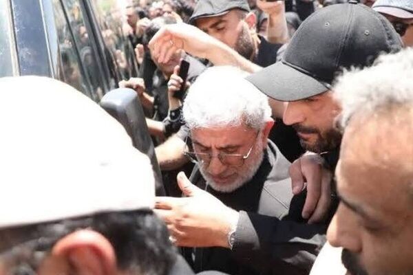 استقبال سردار قاآنی و مسئولان خراسان رضوی از پیکر مطهر رهبر شهید امت در فرودگاه مشهد