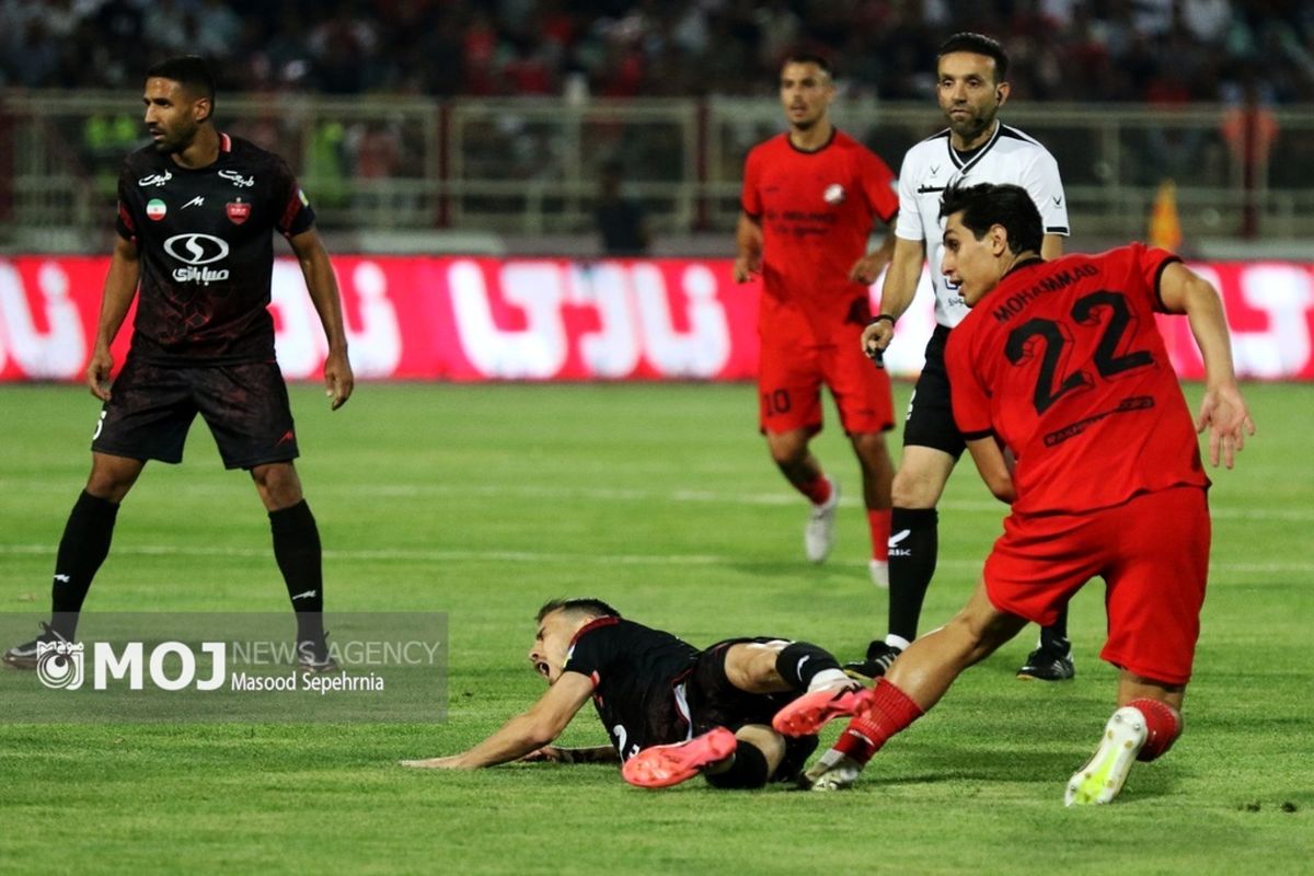 دیدار تیم های فوتبال تراکتور سازی تبریز و پرسپولیس تهران