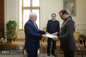 تقدیم رونوشت استوارنامه سفیر ونزوئلا به ظریف