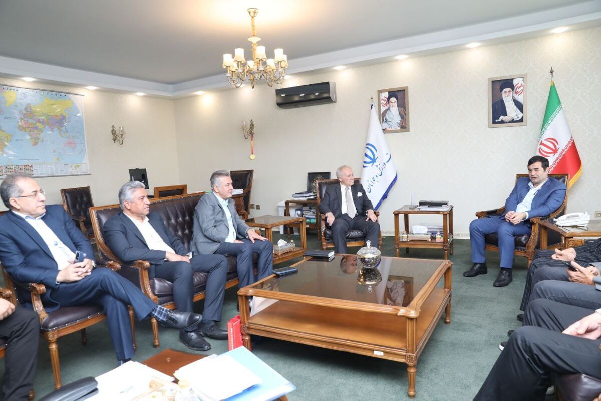 عدادی از پیشکسوتان فوتبال با حضور در وزارت ورزش و جوانان، با احمد دنیامالی دیدار کردند