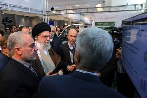 گفت‌وگوی رهبر انقلاب با تولیدکنندگان در نمایشگاه توانمندی‌های تولید داخل