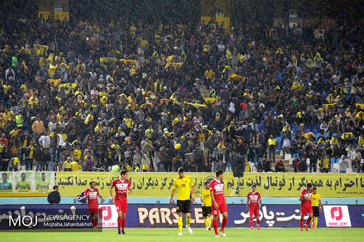 دیدار تیم های فوتبال سپاهان اصفهان و نساجی مازندران