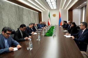 عراقچی با دبیر شورای عالی امنیت ملی ارمنستان دیدار کرد
