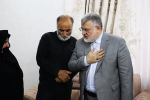 استاندار تهران با خانواده شهید جنگ ۱۲ روزه در شهر قدس دیدار کرد