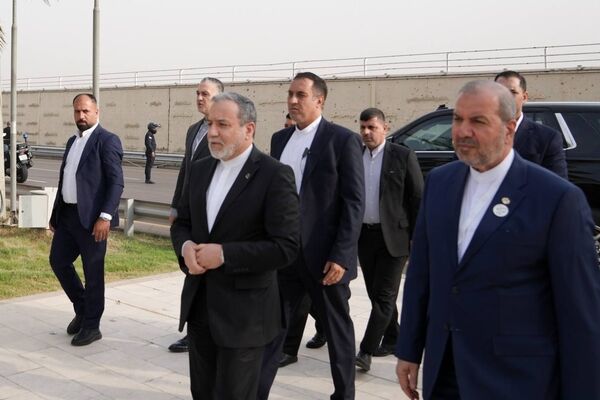 وزیر امور خارجه به یادبود فرماندهان شهید مقاومت ادای احترام کرد