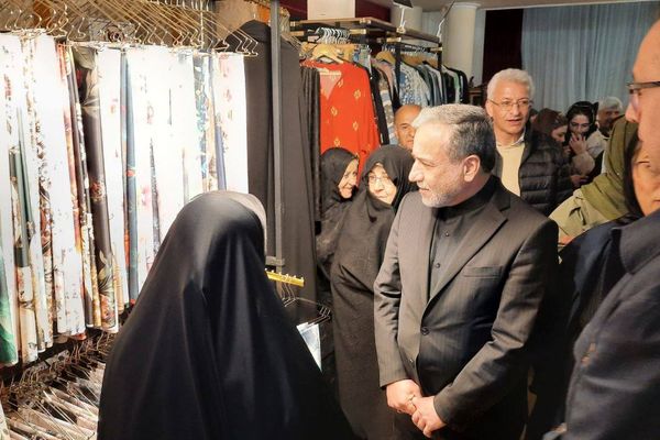 عراقچی میهمان بازارچه خیریه بانوان دیپلمات در تهران