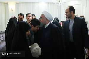 دیدار رییس جمهور با خانواده شهید مظفر و جانباز رحمانی