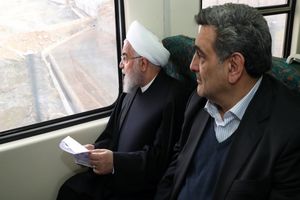 آشتی کنان رییس جمهور و شهردار در واگن مترو؟!/ دولت وعده می دهد و شهرداری غُر می زند و البته مردم همچنان در صف هستند!