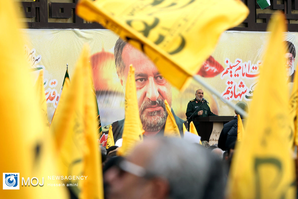 تشییع پیکر شهید سیدرضی موسوی در میدان امام حسین(ع)