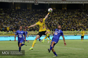 دیدار تیم های فوتبال سپاهان اصفهان و استقلال خوزستان