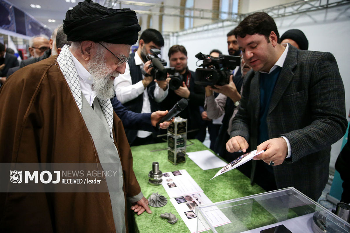 بازدید رهبر انقلاب از نمایشگاه دستاوردها و توانمندی‌های بخش خصوصی
