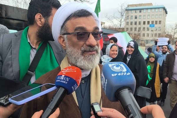 هرچه مسئولان مردمی‌تر باشند، پیوند مردم با انقلاب عمیق‌تر می‌شود