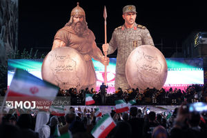 میدان انقلاب میزبان مجسمه «زانو زنندگان برابر ایران» شد