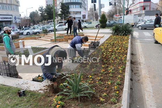 آغاز عملیات گلکاری پارکها ومیادین سنندج