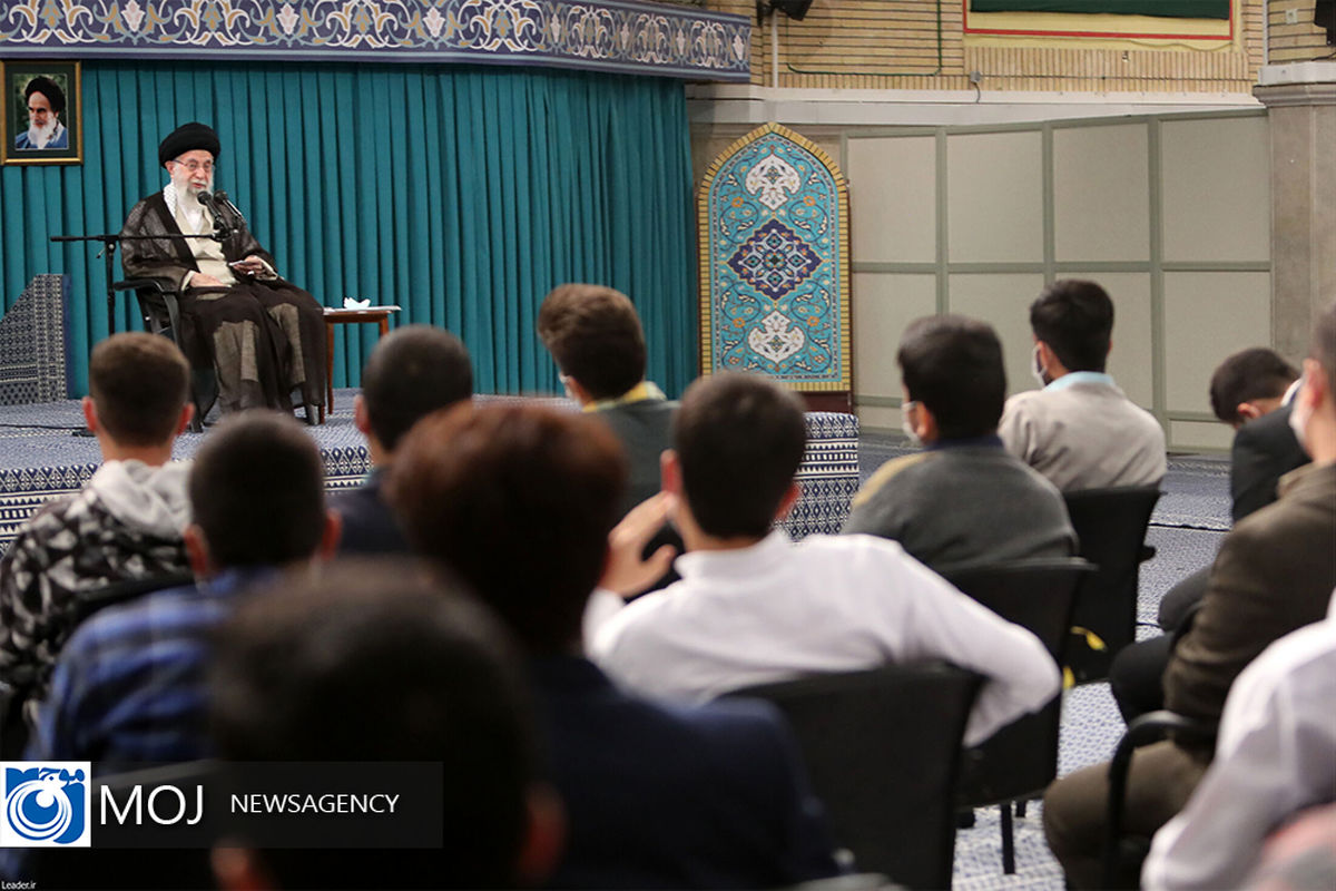 دیدار جمعی از دانش‌ آموزان با مقام معظم رهبری