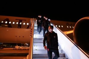 کُری خوانی بازیکنان تیم ملی کره جنوبی بعد از ورود به ایران