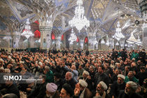 ادای احترام زائران و مجاوران امام رضا(ع) به شهید رئیسی