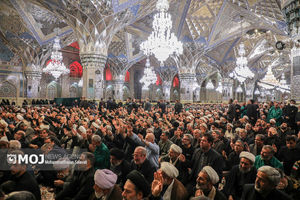 ادای احترام زائران و مجاوران امام رضا(ع) به شهید رئیسی