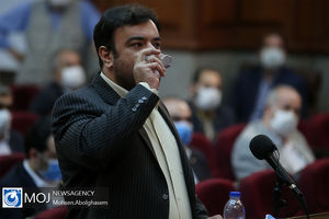 اهدای  ۳۵ عدد سکه به عنوان عیدی به صالحی