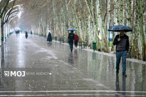بارش‌های پراکنده و وزش باد شدید در تهران و ۱۵ استان