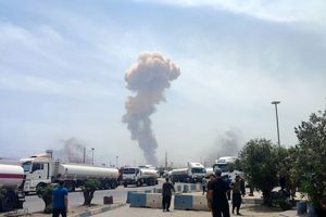 انفجار در بندر عباس زمین را لرزاند/ این حادثه تا کنون ۷۵۰ نفر مصدوم و ۱۸ کشته داشته است + فیلم و تصاویر