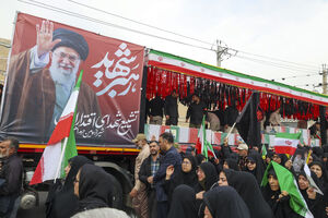 مراسم تشییع پیکر مطهر ۱۲ لاله گلگون کفن در شیراز برگزار شد