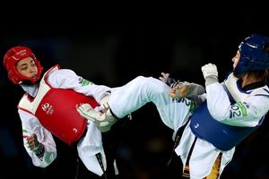 علیزاده پاداش مدال طلا را دریافت می‌کند