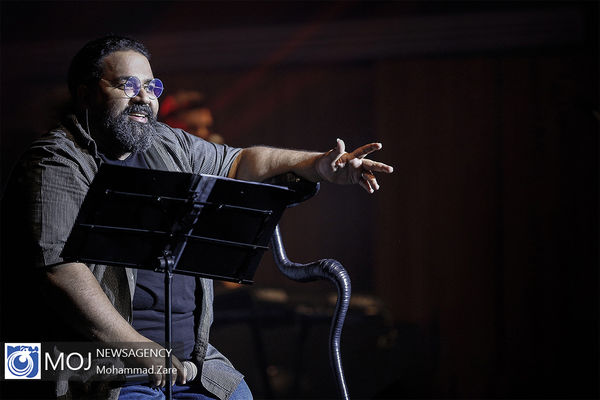 رضا صادقی آلبوم جدیدش را به مردم بندرعباس تقدیم کرد