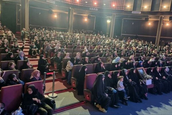 تماشای تئاتر «برای هانا» تا جمعه بصورت رایگان شد