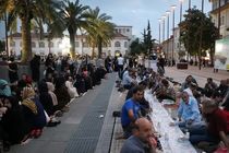 هزار بسته غذای افطاری ساده در پیاده راه فرهنگی رشت توزیع شد