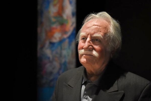 جوانان به ادبیات و متن های ایرانی توجه کنند