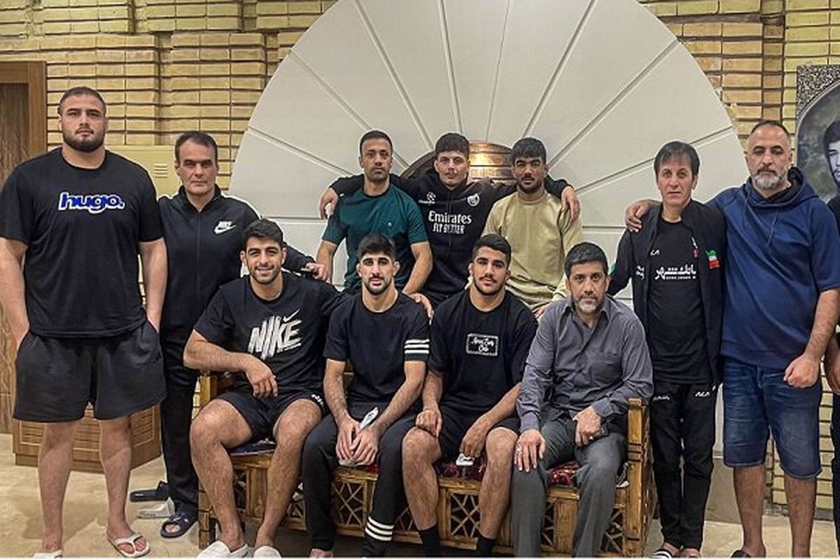 علیرضا دبیر رئیس فدراسیون کشتی در جمع ملی‌پوشان کشتی فرنگی