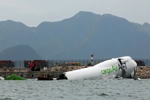 برخورد هواپیمای بوئینگ ۷۴۴ با خودرو در فرودگاه هنگ‌کنگ ۲ قربانی گرفت