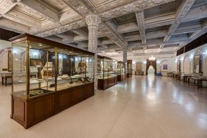 نگهداری از صحیفه سجادیه ۱۰۳۱ ساله در موزه آستان قدس رضوی 