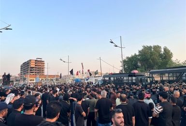 عراقی‌های خشمگین مقابل کنسولگری کویت در بصره تجمع کردند