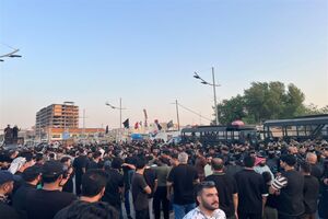 عراقی‌های خشمگین مقابل کنسولگری کویت در بصره تجمع کردند